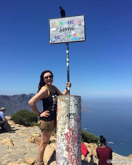 49381_1preity-zinta-atop-the-lions-head-mountain-in.jpg
